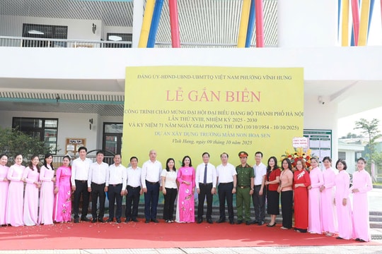 Phường Vĩnh Hưng gắn biển hai công trình chào mừng Đại hội đại biểu Đảng bộ thành phố Hà Nội