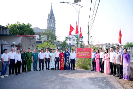 Gắn biển công trình “Tuyến đường chiếu sáng văn minh” tại xã Vân Đình