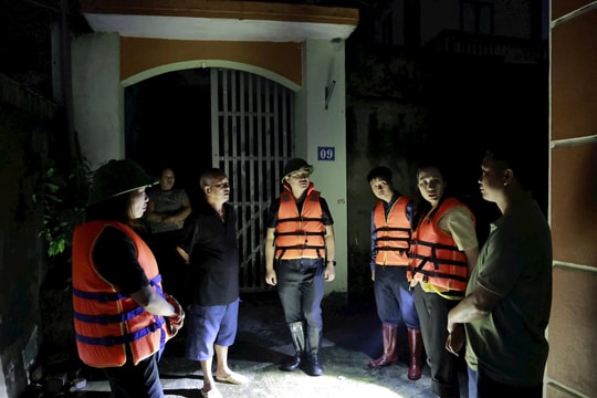 Lũ sông Cầu, Cà Lồ vượt báo động cấp III, Hà Nội khẩn cấp bảo vệ đê