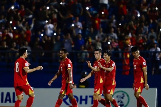Thắng dễ 3-1 Nepal, đội tuyển Việt Nam áp sát Malaysia