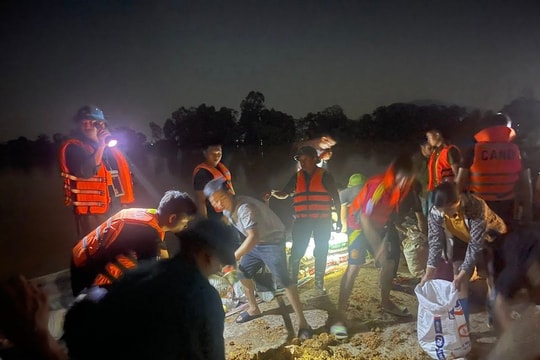 Cảnh sát cơ động Thủ đô tận tâm giúp dân vùng lũ Thái Nguyên