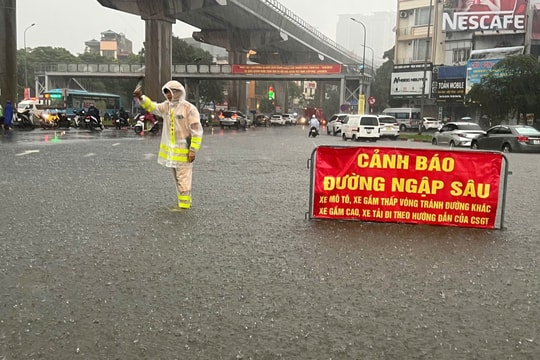 Hà Nội Huy động tối đa lực lượng bơm tiêu, khơi dòng sau mưa lớn