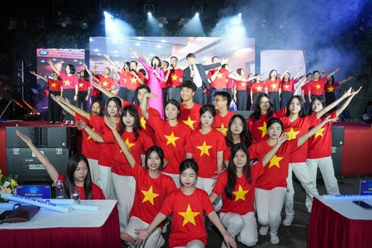 Học viện Ngân hàng "Bản giao hưởng ánh sáng" khép lại chuỗi sự kiện chào tân sinh viên
