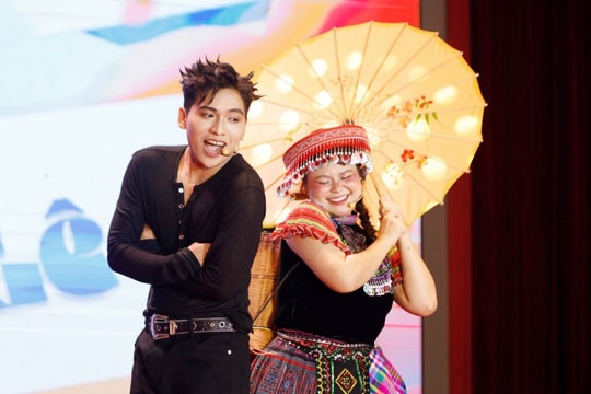Đại nhạc hội “Kỳ Hành Kỳ Duyên” Tân sinh viên trường Báo khởi đầu hành trình thanh xuân rực rỡ