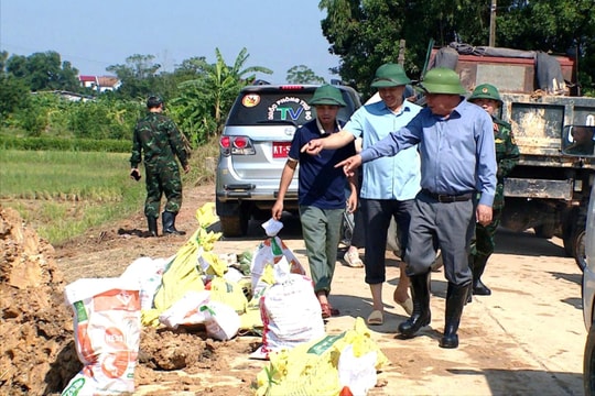 Hà Nội: Khẩn cấp hộ đê sông Cầu, di dời dân khỏi vùng nguy hiểm