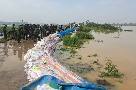 Cán bộ, chiến sĩ Quân khu 1 trên tuyến đầu giúp dân chống lũ