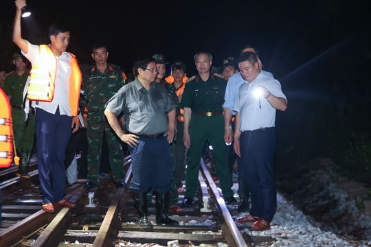 Nước sông Cầu rút dần, người dân chuẩn bị dọn dẹp nhà cửa