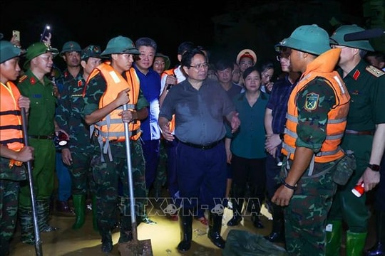 Thủ tướng Phạm Minh Chính kiểm tra công tác ứng phó mưa lũ tại vùng ven sông của Hà Nội