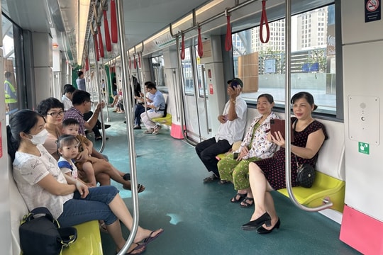 Hành khách metro Cát Linh – Hà Đông Miễn phí khi đi tàu bằng công nghệ mới