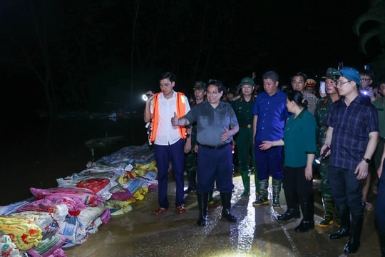 Thủ tướng kiểm tra công tác ứng phó mưa lũ tại vùng ven sông của Hà Nội