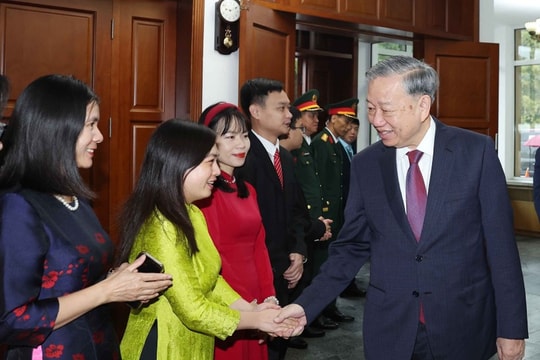 Tổng Bí thư Tô Lâm gặp gỡ cán bộ, nhân viên Đại sứ quán Việt Nam tại Triều Tiên