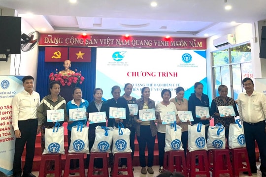 TP Hồ Chí Minh tặng 443 thẻ BHYT cho phụ nữ khó khăn