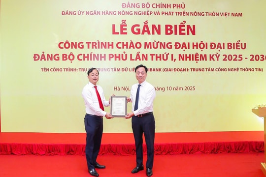 Đảng ủy Agribank gắn biển công trình chào mừng Đại hội đại biểu Đảng bộ Chính phủ lần thứ I, nhiệm kỳ 2025-2030