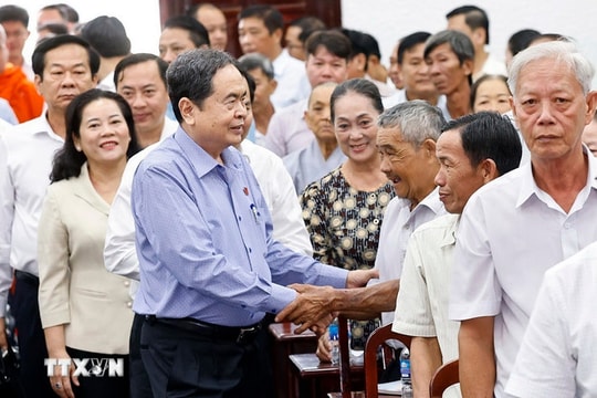 Chủ tịch Quốc hội Trần Thanh Mẫn tiếp xúc cử tri trước kỳ họp thứ mười