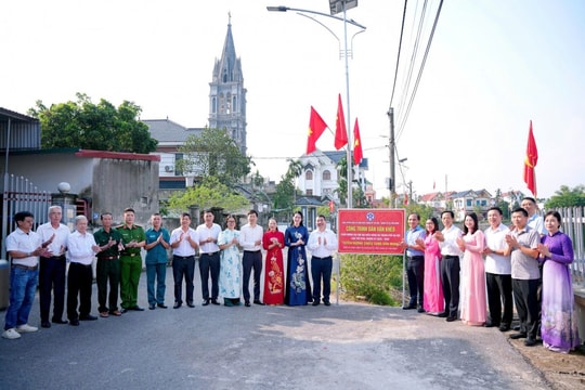 Gắn biển "Tuyến đường chiếu sáng văn minh" chào mừng Đại hội Đảng bộ thành phố Hà Nội