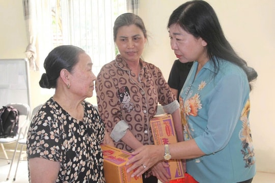 Lãnh đạo Ủy ban MTTQ Việt Nam thành phố Hà Nội trao quà hỗ trợ người dân Tây Mỗ bị ảnh hưởng mưa bão