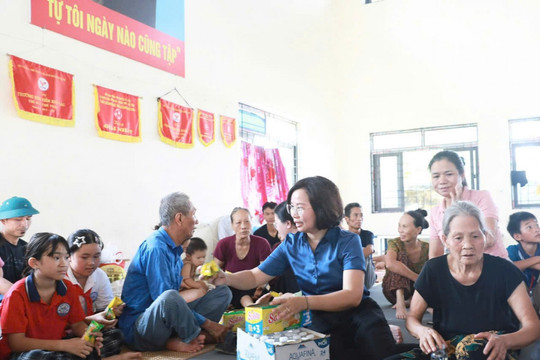 Người dân Trung Giã, Đa Phúc xúc động trước sự quan tâm của lãnh đạo Ủy ban MTTQ Việt Nam thành phố Hà Nội