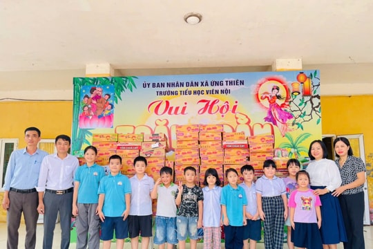Hàng nghìn nhu yếu phẩm từ xã Ứng Thiên tiếp sức học sinh vùng lũ