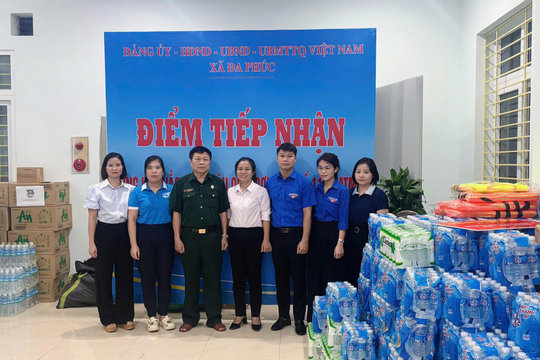 MTTQ xã Tiến Thắng hỗ trợ nhân dân xã Đa Phúc và Trung Giã bị ảnh hưởng do cơn bão số 11