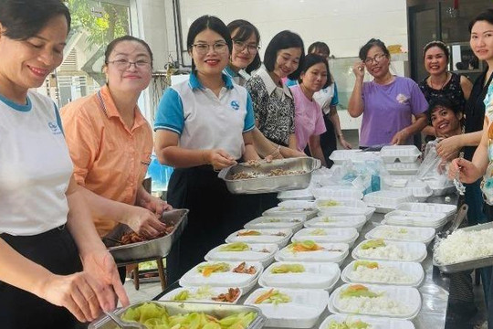 Phụ nữ xã Sóc Sơn chung tay hỗ trợ người dân bị ảnh hưởng sau bão số 10 và 11