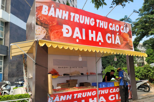 “Đại hạ giá” bánh Trung thu: Khi người bán nóng ruột, người mua lạnh lòng