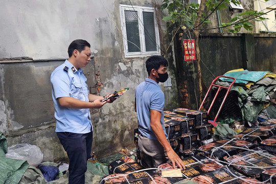 Hà Nội phát hiện hơn 1,6 tấn lạp xưởng không rõ nguồn gốc