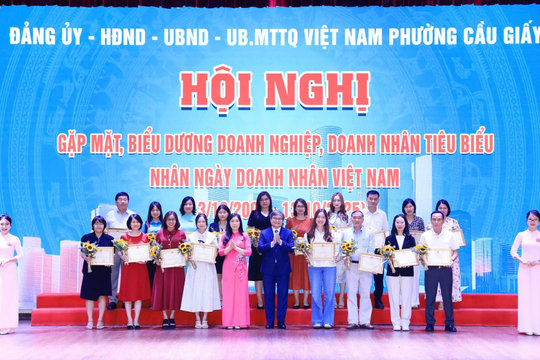 Phó Chủ tịch UBND TP Hà Nội Trương Việt Dũng gặp mặt doanh nghiệp phường Cầu Giấy