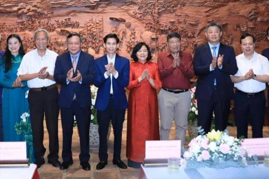 Hà Nội trao tác phẩm tranh gỗ “Vinh quy bái Tổ” tặng Văn Miếu - Quốc Tử Giám