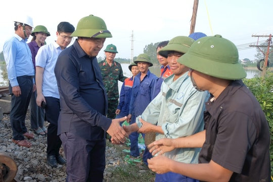 Chủ tịch UBND thành phố Hà Nội Trần Sỹ Thanh: Bảo đảm điều kiện sinh hoạt thiết yếu cho nhân dân vùng ngập các xã Đa Phúc, Trung Giã