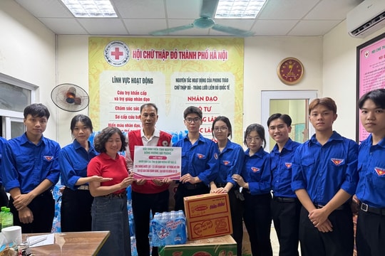 Hội Chữ thập đỏ Hà Nội sẻ chia khó khăn với người dân bị ảnh hưởng mưa bão