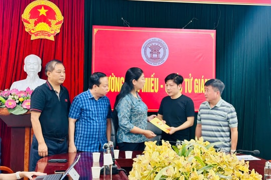 Chủ tịch Ủy ban MTTQ TP Hà Nội thăm hỏi, động viên gia đình nạn nhân trong vụ cháy tại phố Kim Hoa