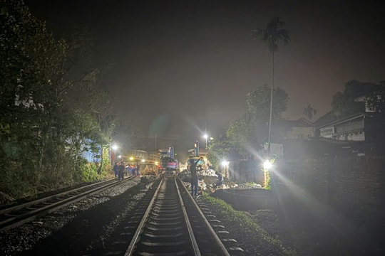 Xuyên đêm “giải cứu” tuyến đường sắt bị lũ cuốn ở Trung Giã (Hà Nội)