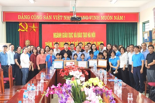 Ngành Giáo dục Hà Nội trao 40 tấn hàng hỗ trợ hai xã chịu thiệt hại nặng do bão số 11