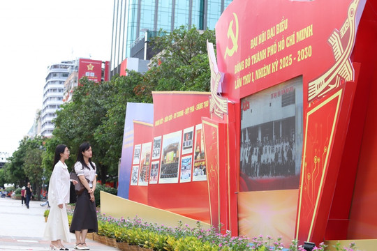 Rực rỡ cờ hoa chào mừng Đại hội Đảng bộ TP Hồ Chí Minh