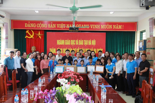 Giám đốc Sở GD&ĐT Hà Nội thăm, động viên học sinh, người dân vùng ngập lụt