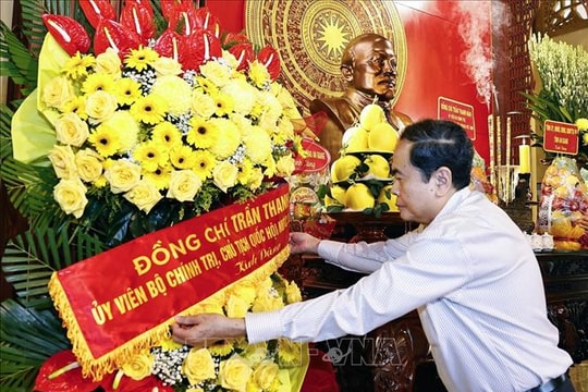 Chủ tịch Quốc hội Trần Thanh Mẫn dâng hương tưởng nhớ Chủ tịch Tôn Đức Thắng