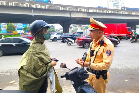 Hà Nội: Nhiều người đi xe trên vỉa hè, vượt đèn đỏ dù giao thông thông thoáng