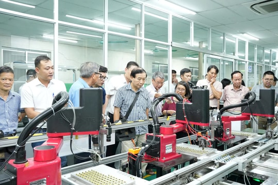 Robot thông minh - bước đột phá chuyển đổi số tại Rạng Đông