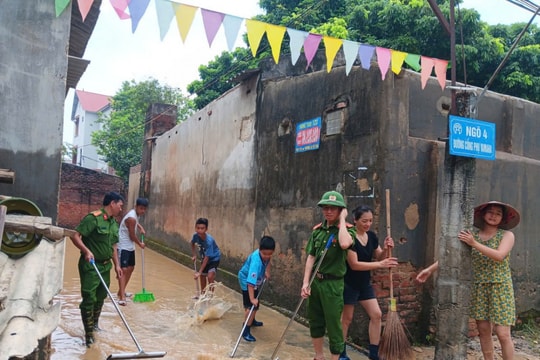 Hà Nội: Khẩn trương hỗ trợ nhân dân thu dọn bùn đất, dọn dẹp nhà cửa ngay khi nước rút