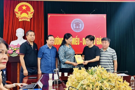 Chủ tịch Ủy ban MTTQ Việt Nam Thành phố Nguyễn Lan Hương thăm hỏi gia đình nạn nhân vụ cháy tại Kim Hoa