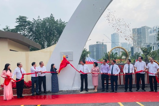 Gắn biển công trình Công viên Cầu Giấy chào mừng 71 năm Giải phóng Thủ đô