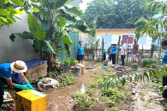 Hà Nội khẩn trương triển khai công tác y tế, bảo đảm nước sạch, an toàn thực phẩm và phòng bệnh sau mưa lũ