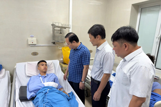 Lãnh đạo phường Văn Miếu – Quốc Tử Giám thăm hỏi chiến sĩ nghĩa vụ bị thương khi làm nhiệm vụ