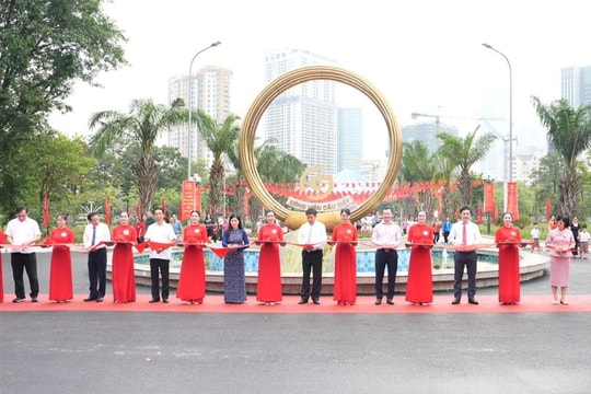 Cầu Giấy gắn biển công trình Công viên Cầu Giấy mừng 71 năm Giải phóng Thủ đô