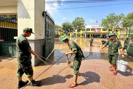 Xã Trung Giã huy động hơn 800 người tham gia tổng vệ sinh môi trường sau lũ lụt