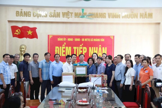 Ngành Giáo dục Hà Nội trao hơn 100 tấn hàng hỗ trợ trường học vùng lũ Bắc Ninh