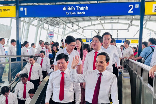 Đoàn đại biểu Đại hội Đảng bộ TP Hồ Chí Minh tham quan tuyến metro