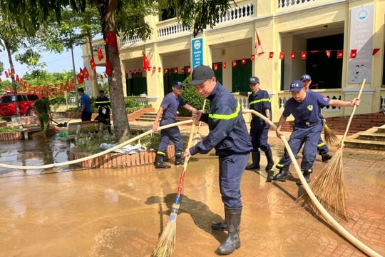 Sát cánh cùng Nhân dân chống lũ