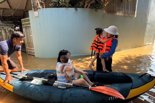 Tỏa sáng tinh thần “lá lành đùm lá rách” giữa tâm vùng lũ