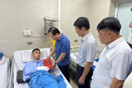 Lãnh đạo phường Văn Miếu - Quốc Tử Giám thăm hỏi chiến sĩ bị thương ở vụ cháy phố Kim Hoa